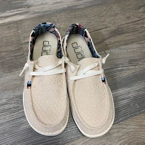 Womens Hey Dudes size 8 never worn